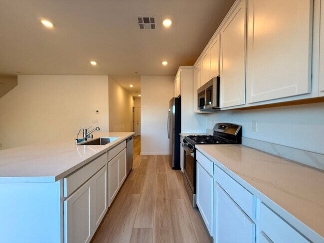 Building Photo - 4 BED 3.5 BATH 2 CAR GARAGE HOME w/ LOFT, ...