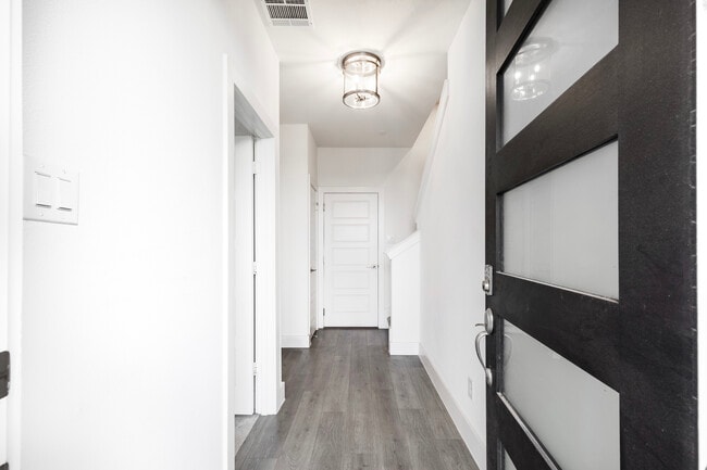 Building Photo - 1737 W Cantey St