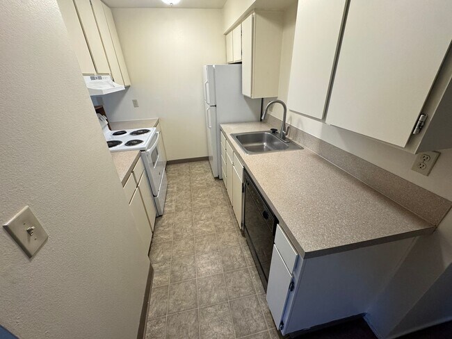 Building Photo - (858) FoxFire - 2 Bedroom / 1 Bathroom