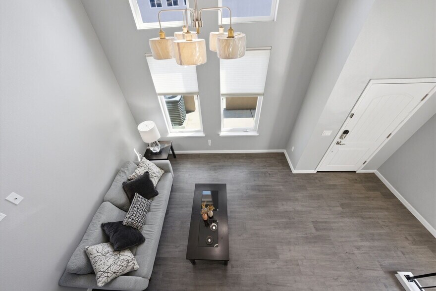 Building Photo - 817 Estancia Ter