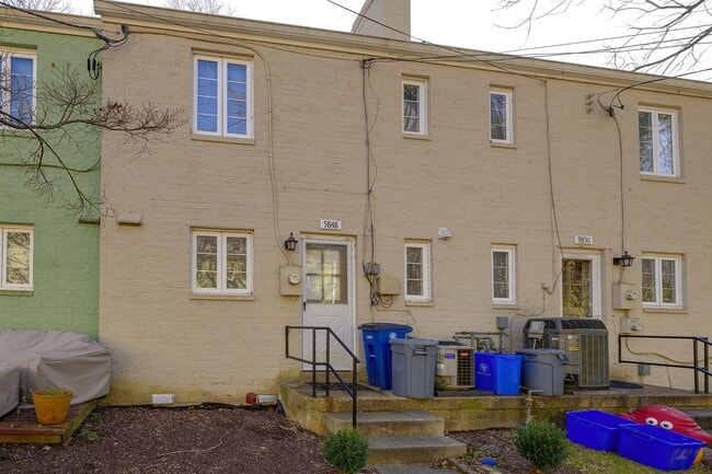 Building Photo - Well Maintained 3BR/2.5BA Home in Silver Spring