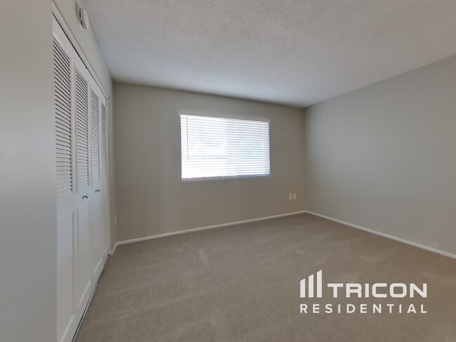 Building Photo - 4801 W Larkspur Dr