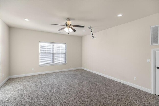 Building Photo - 2304 SW Chaddington Rd