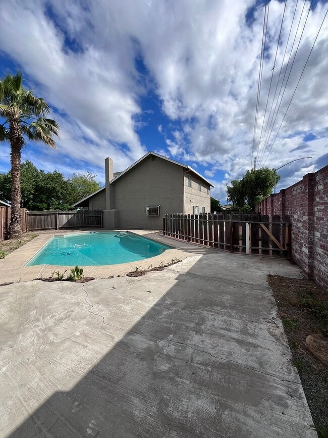 Building Photo - No Deposit