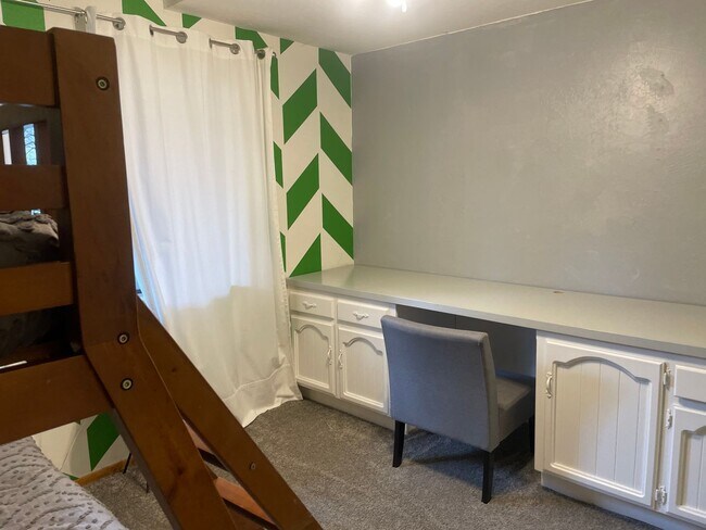 Building Photo - Large home level entry with garage.