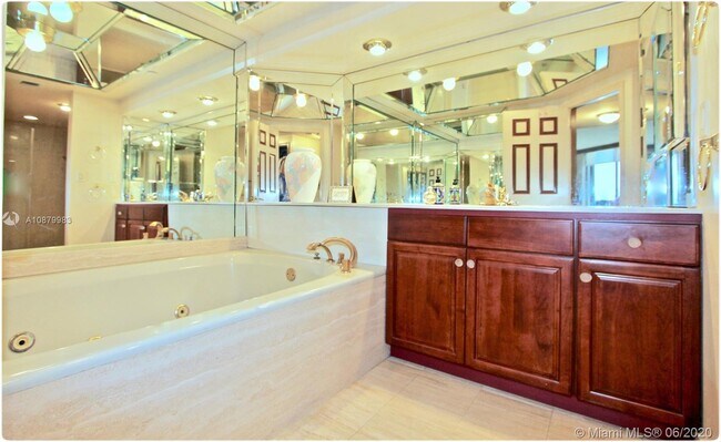 Building Photo - 4000 Island Blvd