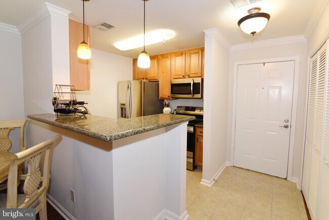 Building Photo - 3175 Summit Square Dr