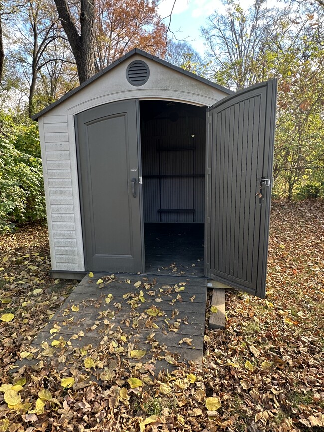 shed in back yard - 4020 General Bate Dr