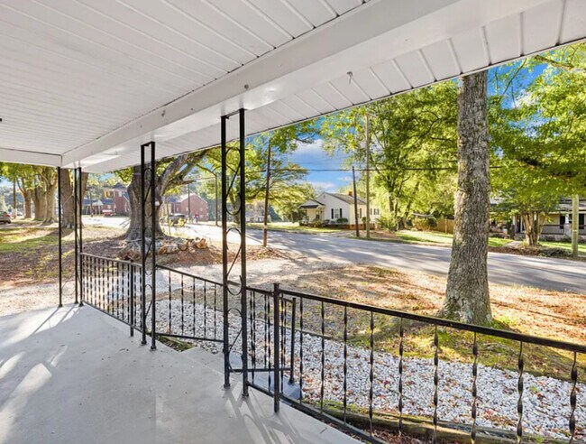 Building Photo - 532 E Iredell Ave