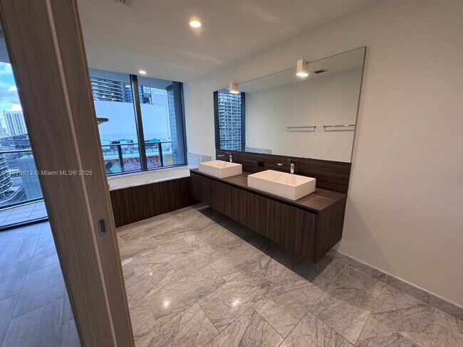 Building Photo - 1000 Brickell Plaza