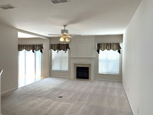 Building Photo - Beautiful Townhome located in the Blakeney...