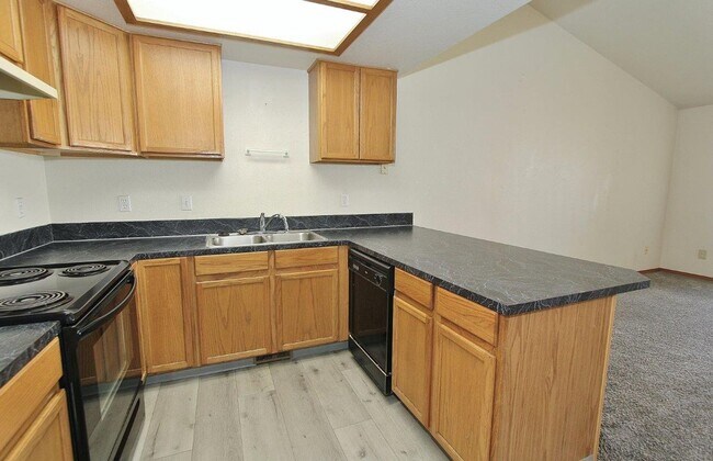 Building Photo - Single-Level Unit w/1-Car Garage