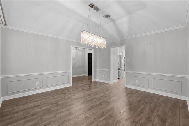 Building Photo - 2105 Murfield Dr