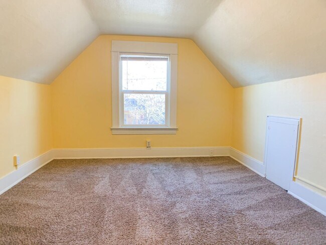 Building Photo - Adorable 3bdrm Home in Great Neighborhood! Lovely Yard!