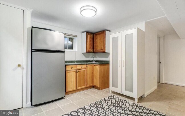 Building Photo - 5012 Gainsborough Dr