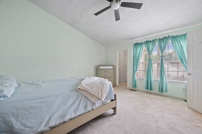 Building Photo - Townhouse, 2 bedroom, 2.5 baths in Yorktow...