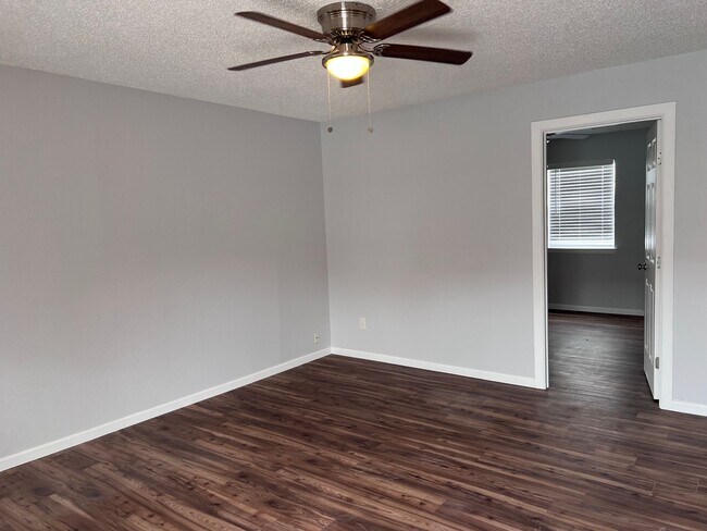 Building Photo - 401 Root Ave