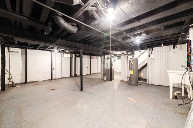 Building Photo - $1295- 4 Bed / 1.0 Bath Newly Renovated Ho...