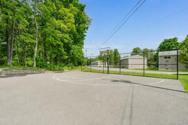 Building Photo - 5 Fishkill Glen Dr