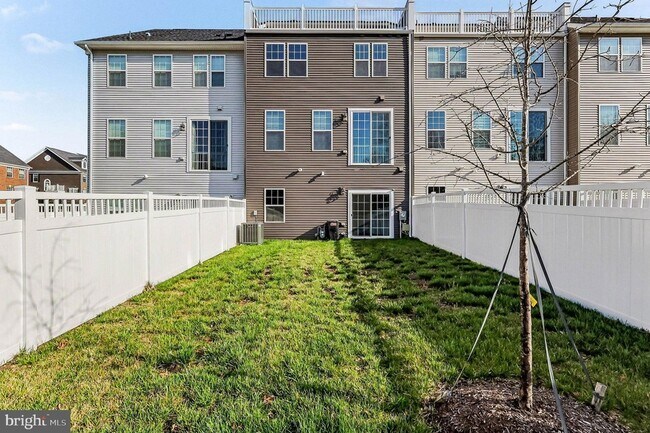 Building Photo - 10878 Foxtrot Cir