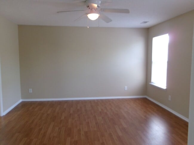 Building Photo - 3 bedroom, 2.5 bath home located in Bellegrove Preserve