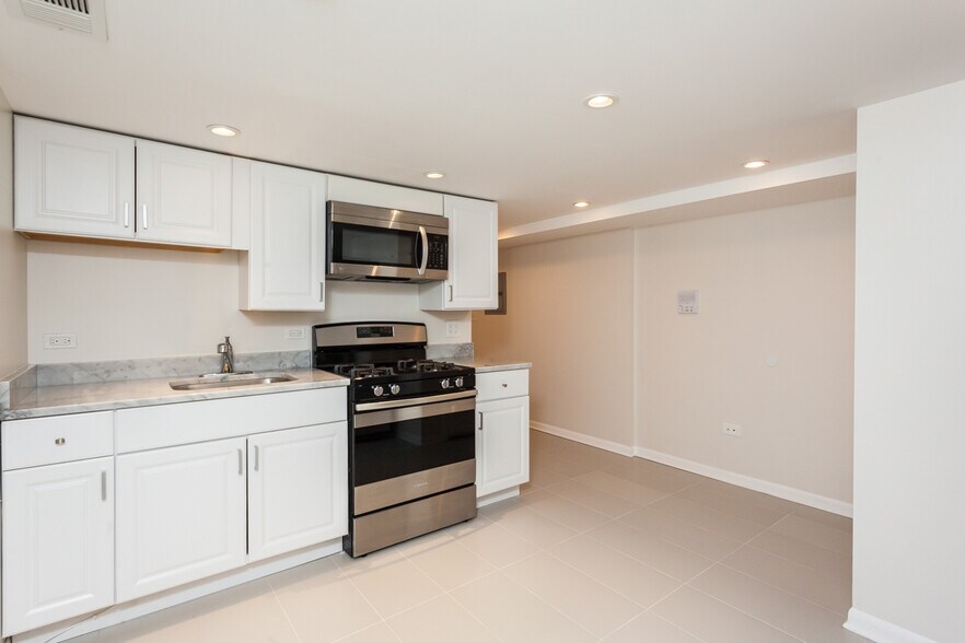 Building Photo - 3604 W Roscoe St