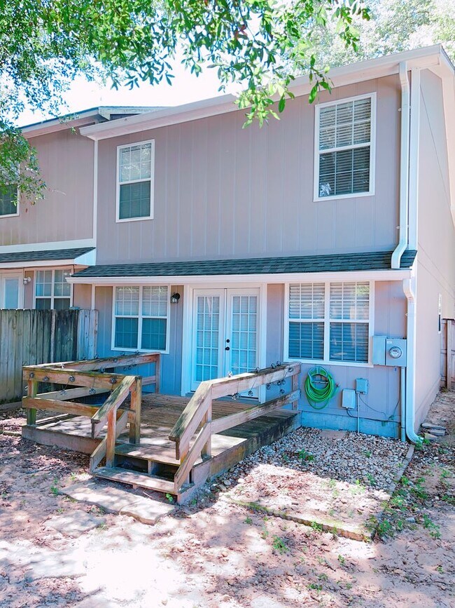 Building Photo - Foxchase Subdivision! END UNIT CLOSE TO COMMUNITY POOL