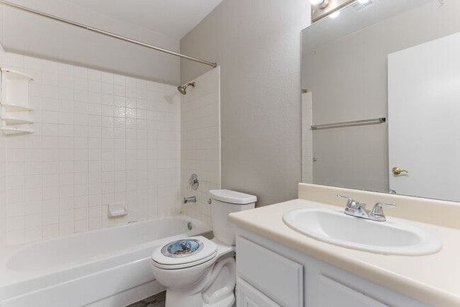 Building Photo - Charming Upstairs Condo with Dual Balconies & Spacious Layout!