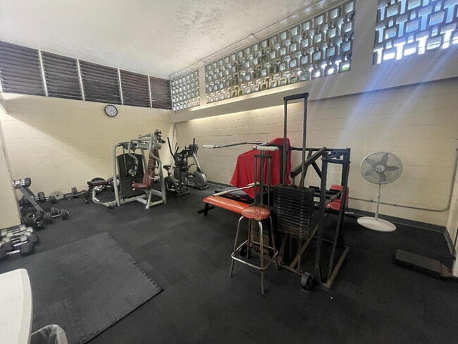 Building Photo - PUNAHOU TOWER 2/2/1 sec, W/D, pool, gym, s...