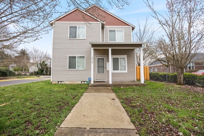 Building Photo - 5Bed/2.5 Bath home available in SE Portland