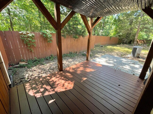 Building Photo - Sweet Spot in Carrboro! Inviting, updated 3br 2ba condo...Walk to Weaver St. & minutes to UNC
