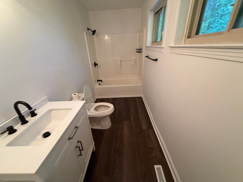 Building Photo - Room in House on Cox Mill Rd