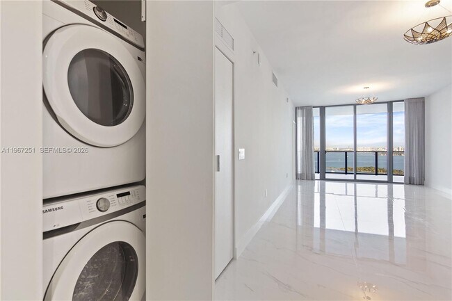 Building Photo - 700 NE 24th St