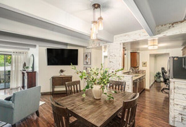 Building Photo - Cute 2 Bed Condo in Old Town