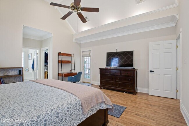 Building Photo - Beautifully updated 4-bedroom, 3-bath prop...
