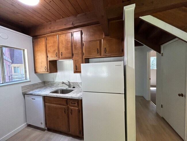 Building Photo - Highland Woods Neighborhood * Renovated 2 ...