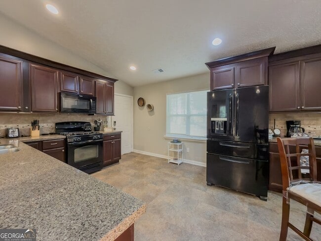 Building Photo - 580 Pineland Cir