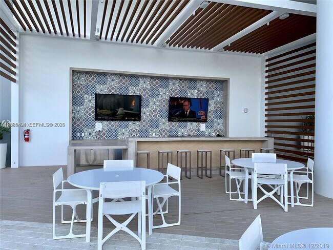 Building Photo - 16385 Biscayne Blvd