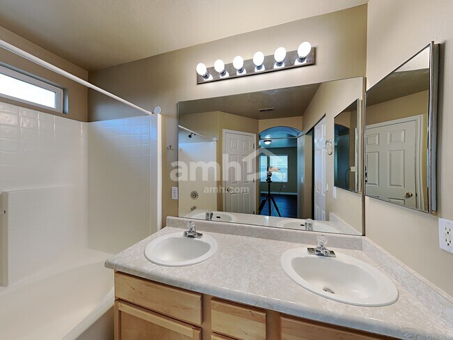 Building Photo - 14064 S Rosaleen Ln