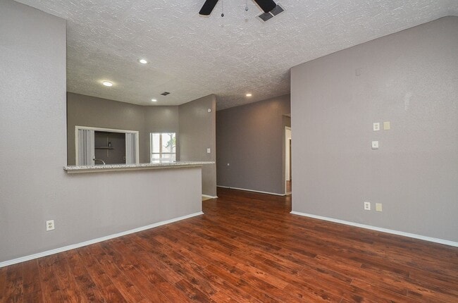Building Photo - Beautiful spacious home available for rent !
