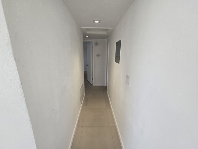 Building Photo - 2-Bed, 2-Bath Miami Condo in HOA Community – Pool, Laundry On-Site