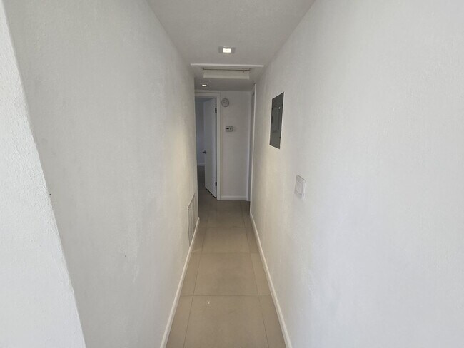 Building Photo - 2-Bed, 2-Bath Miami Condo in HOA Community – Pool, Laundry On-Site