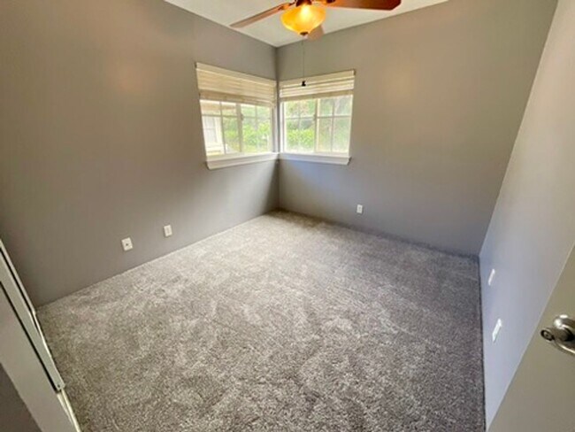 Building Photo - 4 bedroom, 2.5 bath, Mountain and Ocean Ba...