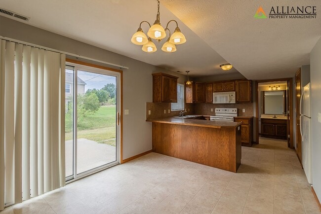 Building Photo - Large Duplex!