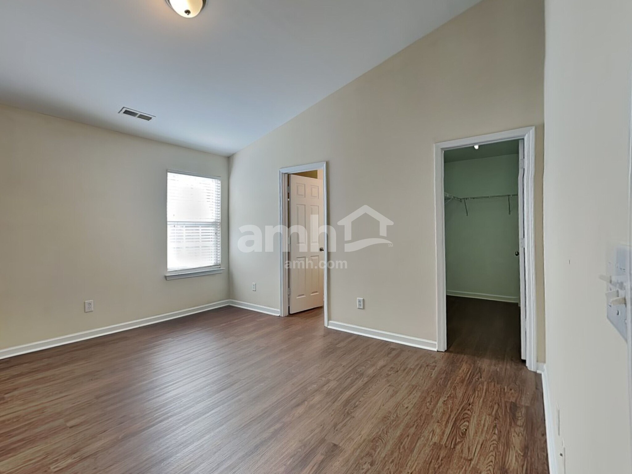 Building Photo - 204 Cloverdale Dr