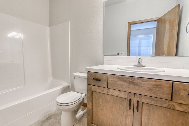 Building Photo - Beautiful 2 Bedroom 2.5 Bathroom Duplex in Great Washougal Location! Beautiful Finishes!