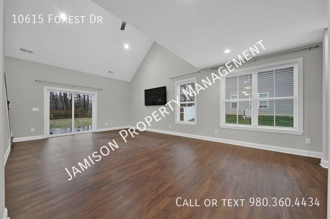 Building Photo - 10615 Forest Dr