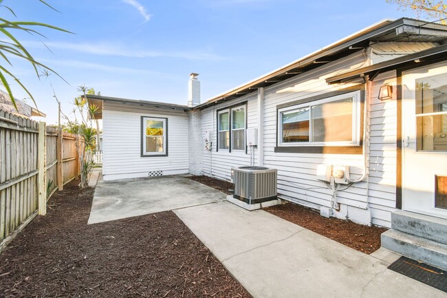 Building Photo - Charming 3 bed 2 bath North Kenwood home w...