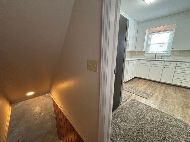 Building Photo - 3 Bedroom 1.5 Bath House - Parking/Laundry Hook-Ups!