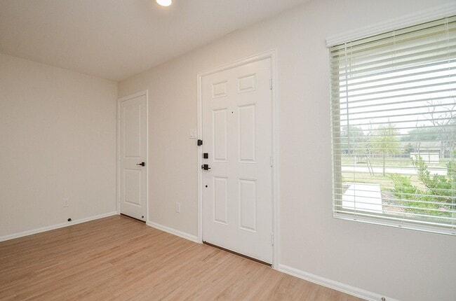 Building Photo - 305 Riverwood Village Ln